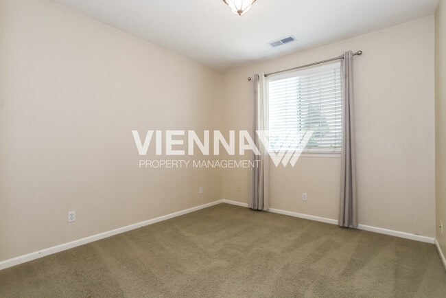 Building Photo - Beautiful 4 Bedroom Home in Great Location