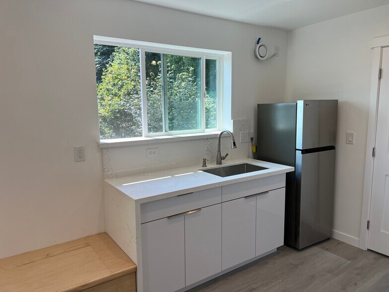 Kitchen - 1027 Sturgus Ave S