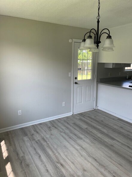 Building Photo - 208 Strawbridge Ln