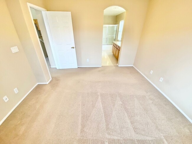 Building Photo - OVELY  2 BED ROOM 2 BATHROOM TOWNHOES LOCATED IN A GATED COMMUNITY IN HENDERSON