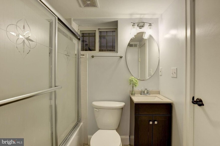 Bathroom (has entrance to bedroom and to hallway) - 3914 New Hampshire Ave NW