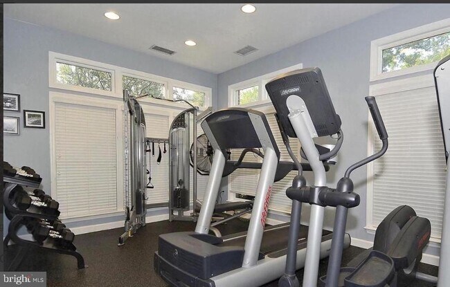 Building Photo - 1701 Lake Shore Crest Dr