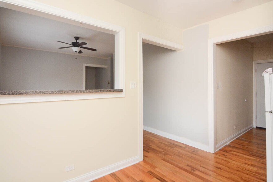 Building Photo - 729 W Barry Ave