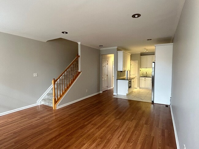 Building Photo - 450 Hartford Dr
