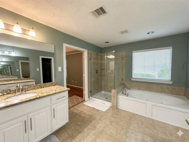 Building Photo - 3410 Skyline Village Dr