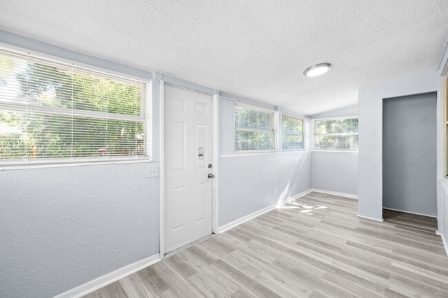 Building Photo - Large 4 bed/1.5 bath House & Section 8 Accepted , Drive by & Apply for just $25** Move in by Nove...