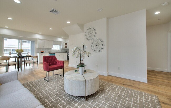 Building Photo - 11726 Hamlin St