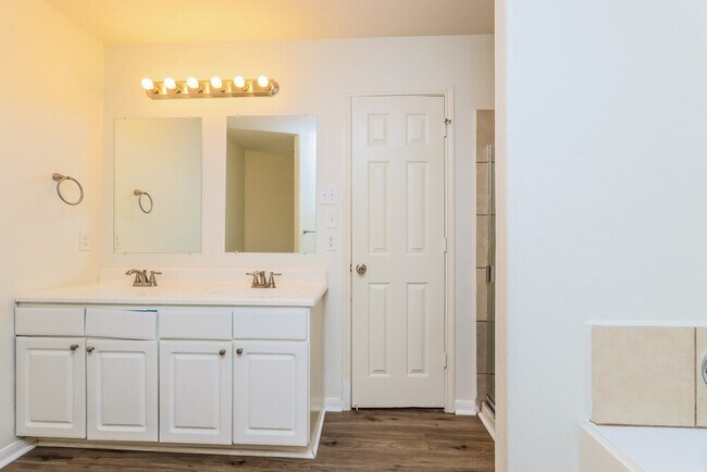 Building Photo - 9969 Kingfisher Dr