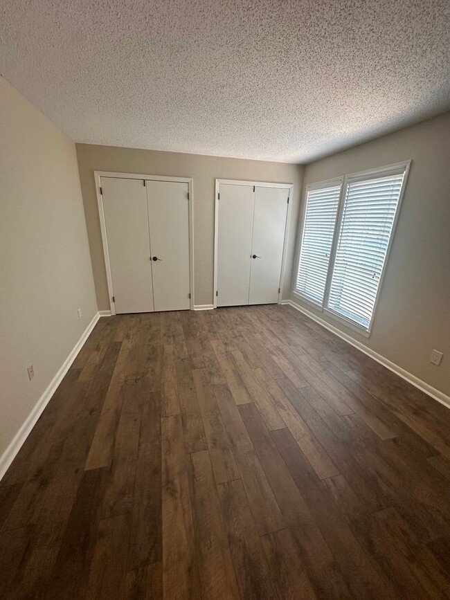 Building Photo - 3BD/2BA Townhouse located in Whispering Oaks!