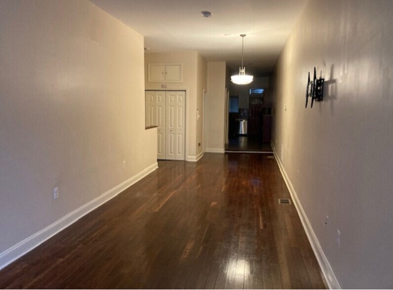Building Photo - 2223 Brookfield Ave