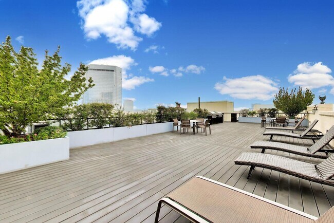 Building Photo - 758 N Larrabee St