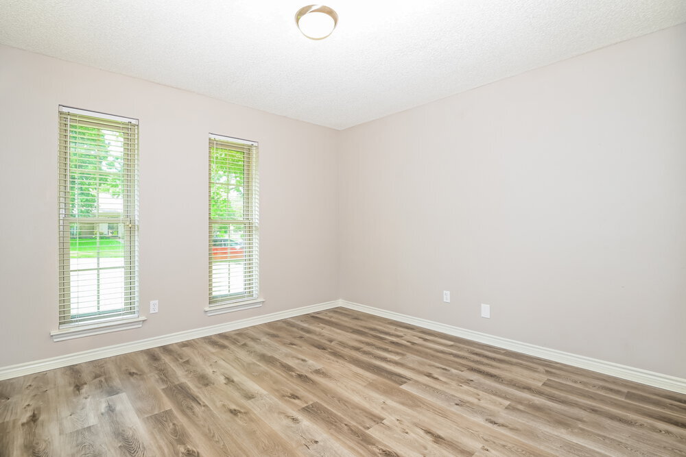 Building Photo - 708 Village Green Dr