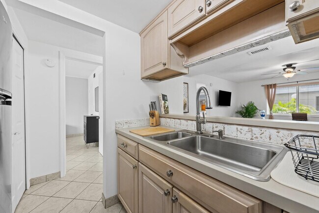 Building Photo - 1000 SE 15th St