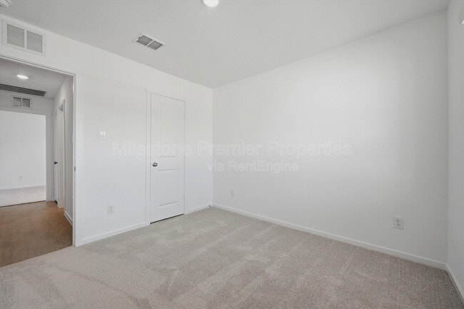 Building Photo - 3719 Longleaf Dr