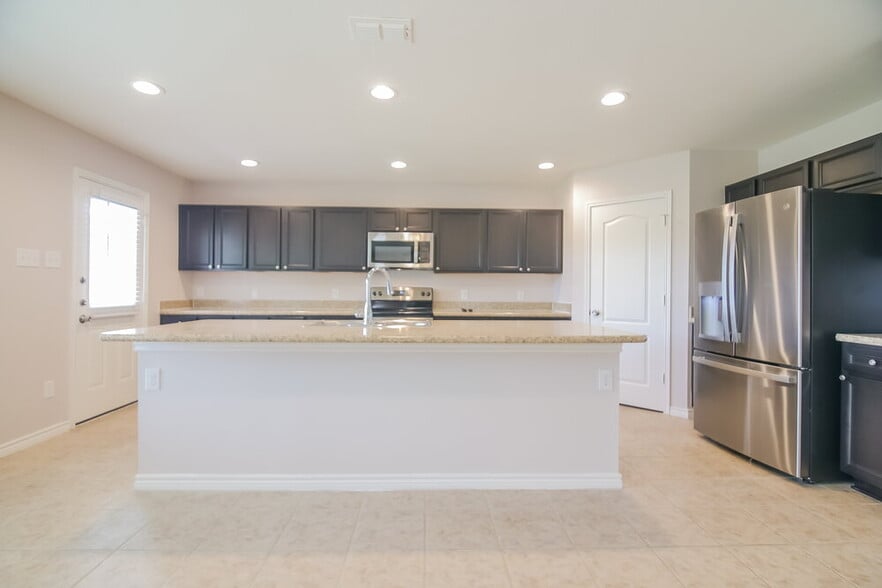 Building Photo - 1020 Callalily Dr