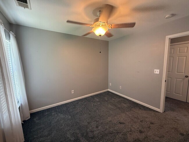 Building Photo - 194 Avonshire Dr