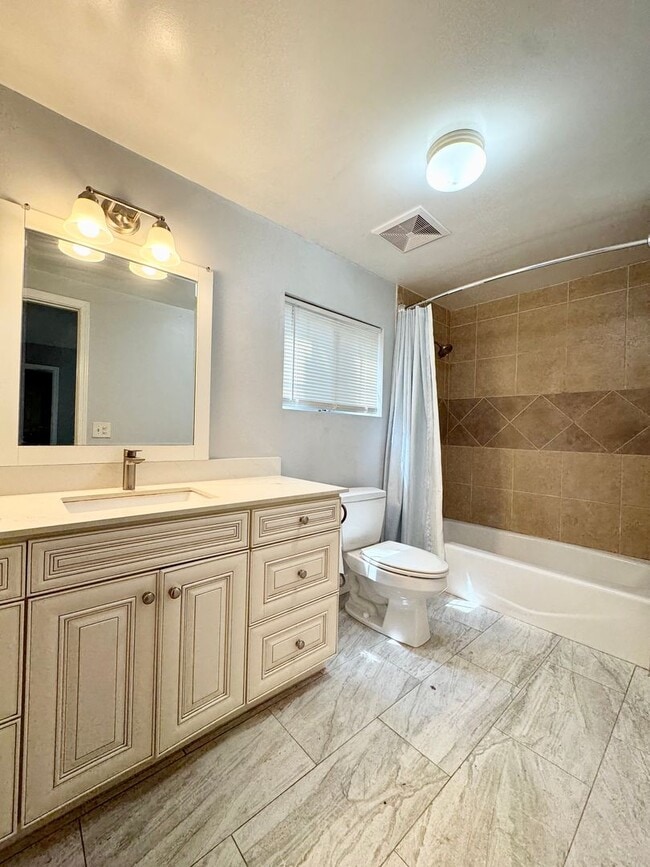 Building Photo - 2 bed 2 bath Single family home with a big...