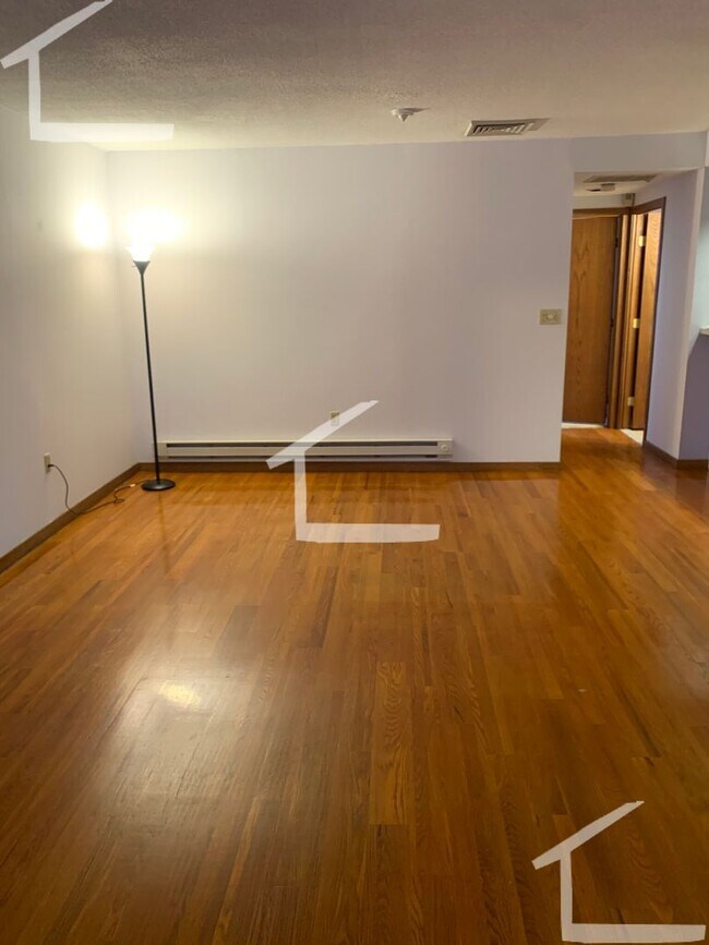 Building Photo - Coolidge Corner 1-Bed with Laundry in Unit...