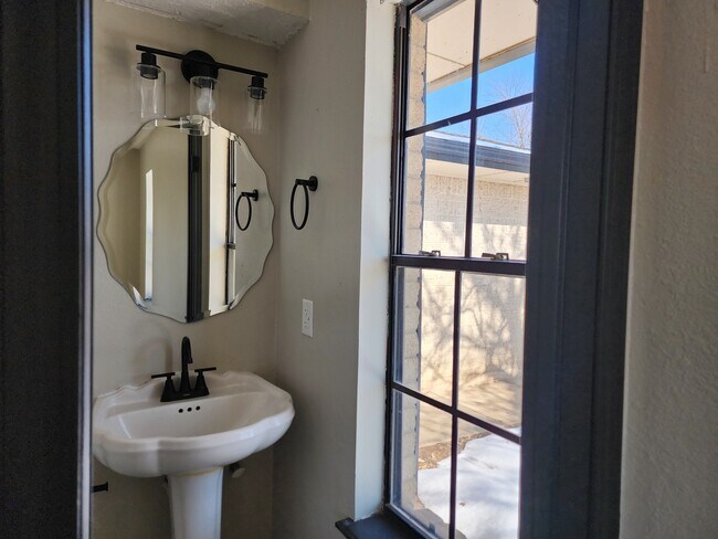 Building Photo - 1109 S Bouziden Dr