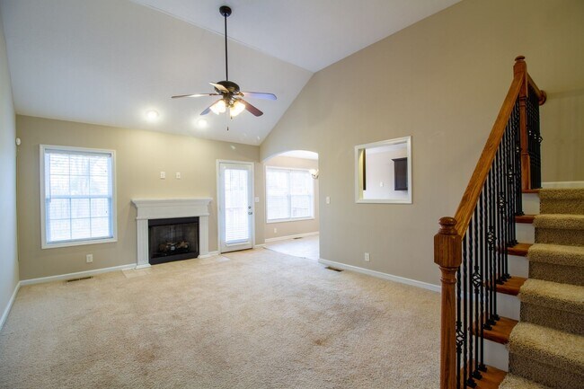 Building Photo - Fresh and Clean 3/2 with BONUS room and fenced yard.  Go.