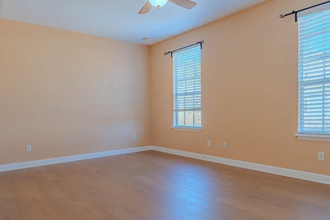 Building Photo - Modern 3-Bed Townhome with Garage & Patio in Casselberry – In-Unit Laundry, Central AC!