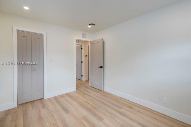 Building Photo - 2621 SW 19th St