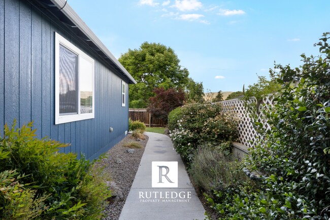 Building Photo - 3 Bedroom + Office in Central Point!
