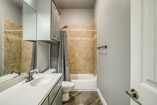 Building Photo - Beautiful 4 Bed, 2 Bath in Pristine Willow...