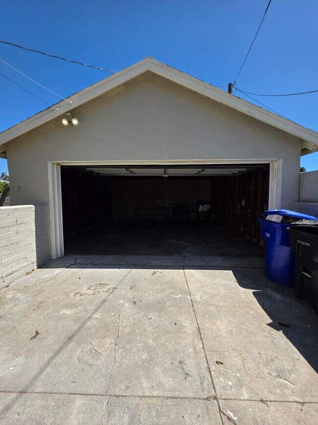 Building Photo - 2641 N Arrowhead Ave