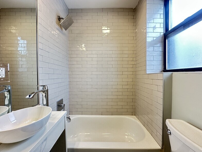 Building Photo - 503 W Belmont Ave