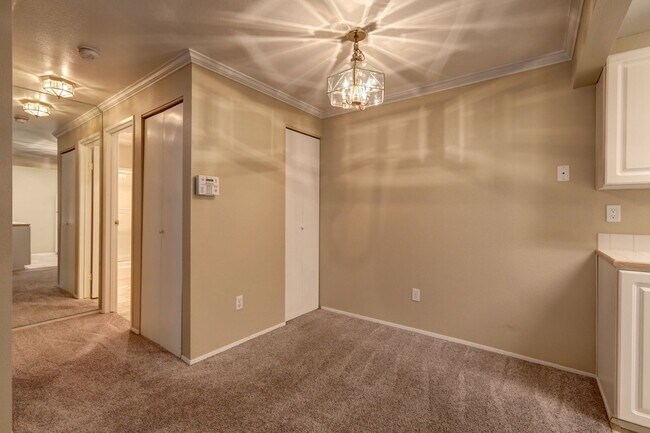 Building Photo - 2 Bedroom Ground Floor Condo in the Heart of Woodinville!