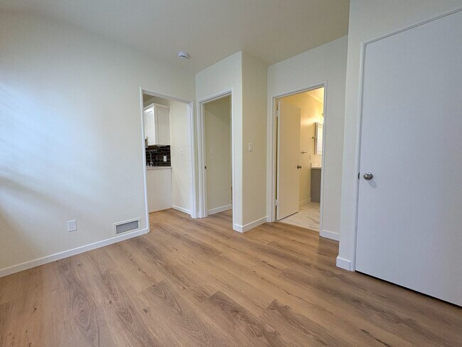 Building Photo - Beautifully Updated 2BR/2BA – Yard & Garage