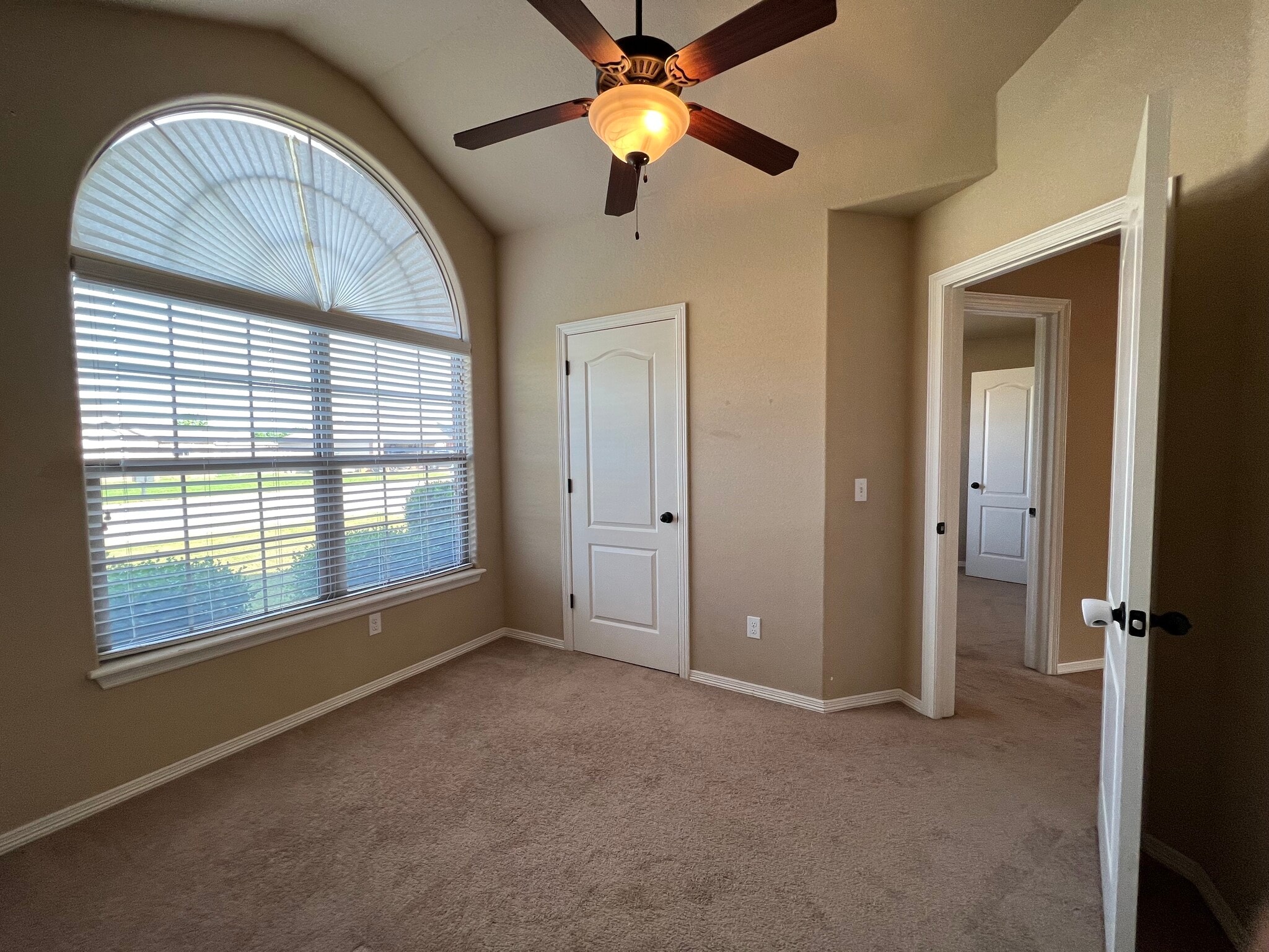 Building Photo - 210 Willow Dr