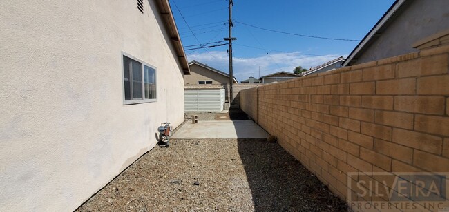 Building Photo - A Comfortable Home awaits the right Tenant!