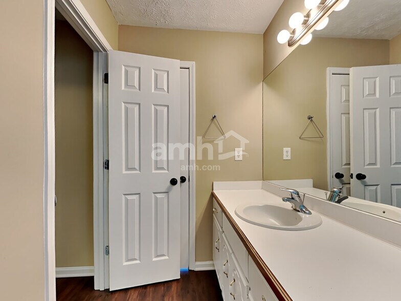 Building Photo - 685 Oxford Hall Dr SW