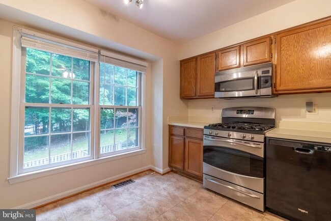 Building Photo - 4796 Gainsborough Dr
