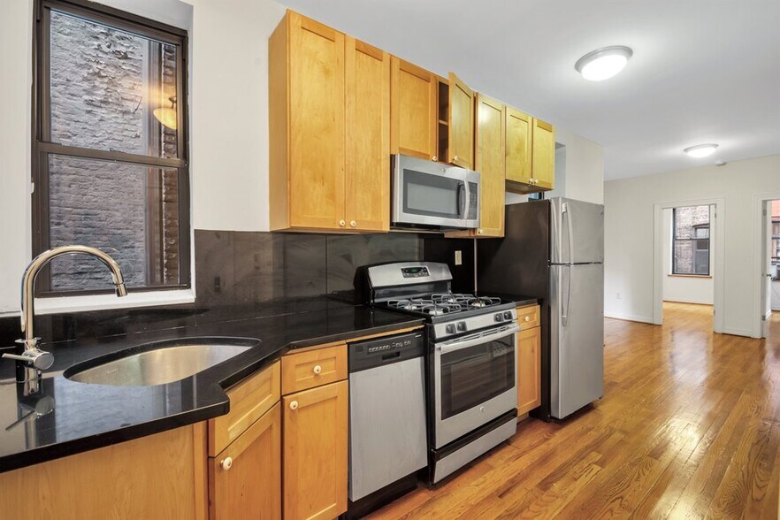 Building Photo - 358 W 45th St