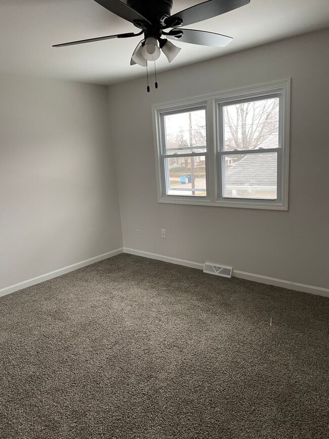 Building Photo - 2 Bedroom, 1.5 Bath Townhouse in LeClaire, IA