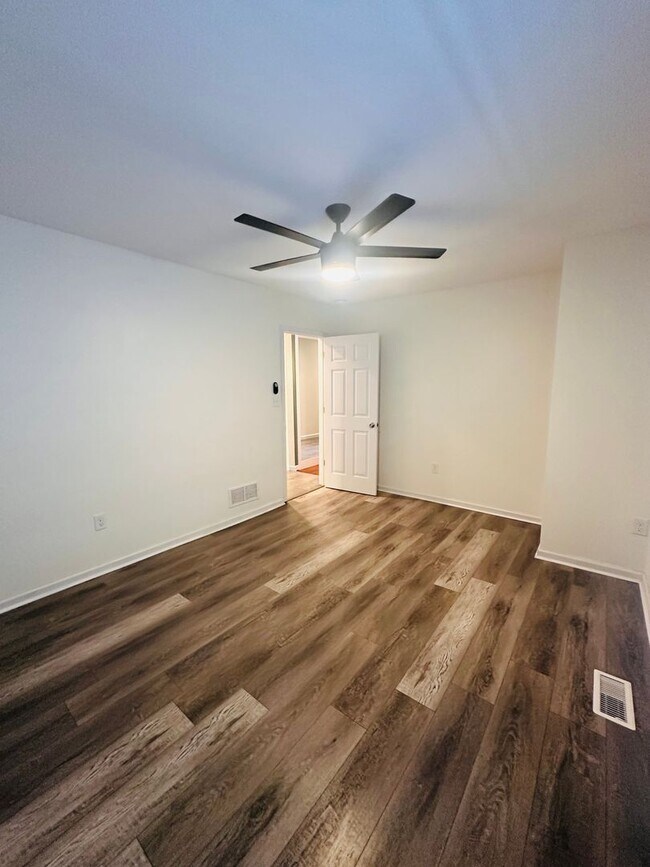 Building Photo - Historic Charm Meets Modern Comfort in Shelby Park