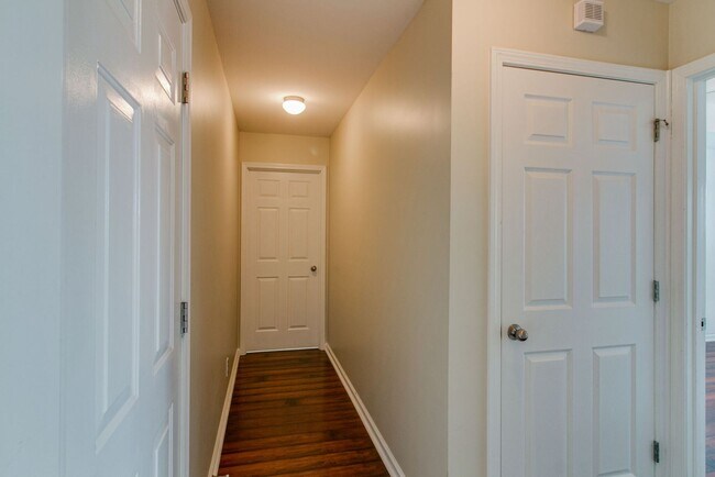 Building Photo - 988 Chardea Ct