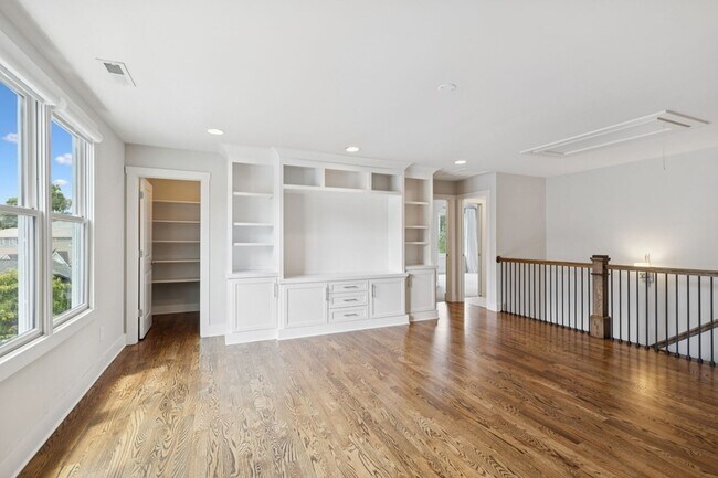 Building Photo - 2310 Vaulx Ln