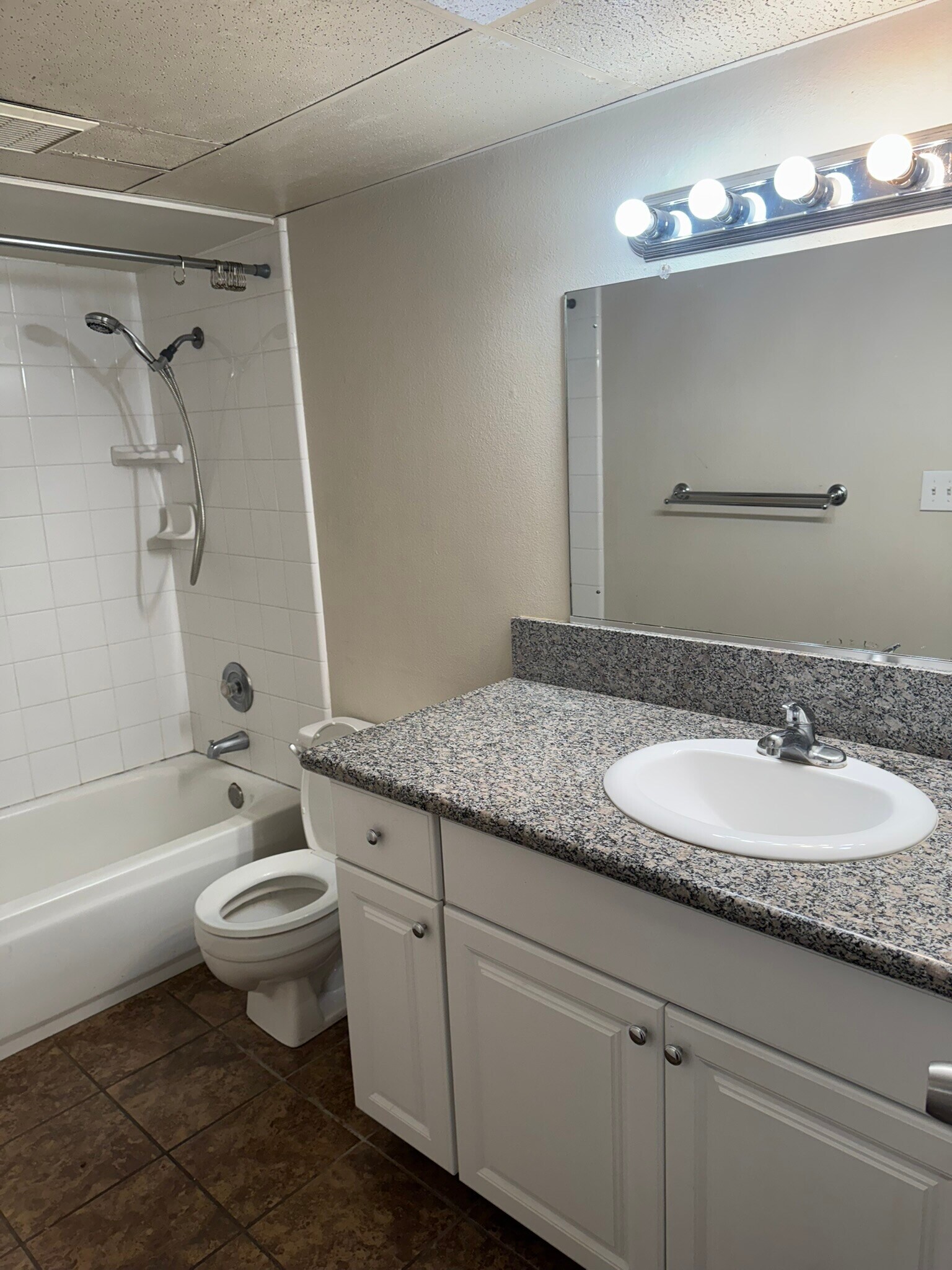 Bathroom - 1550 W Ashlan Ave