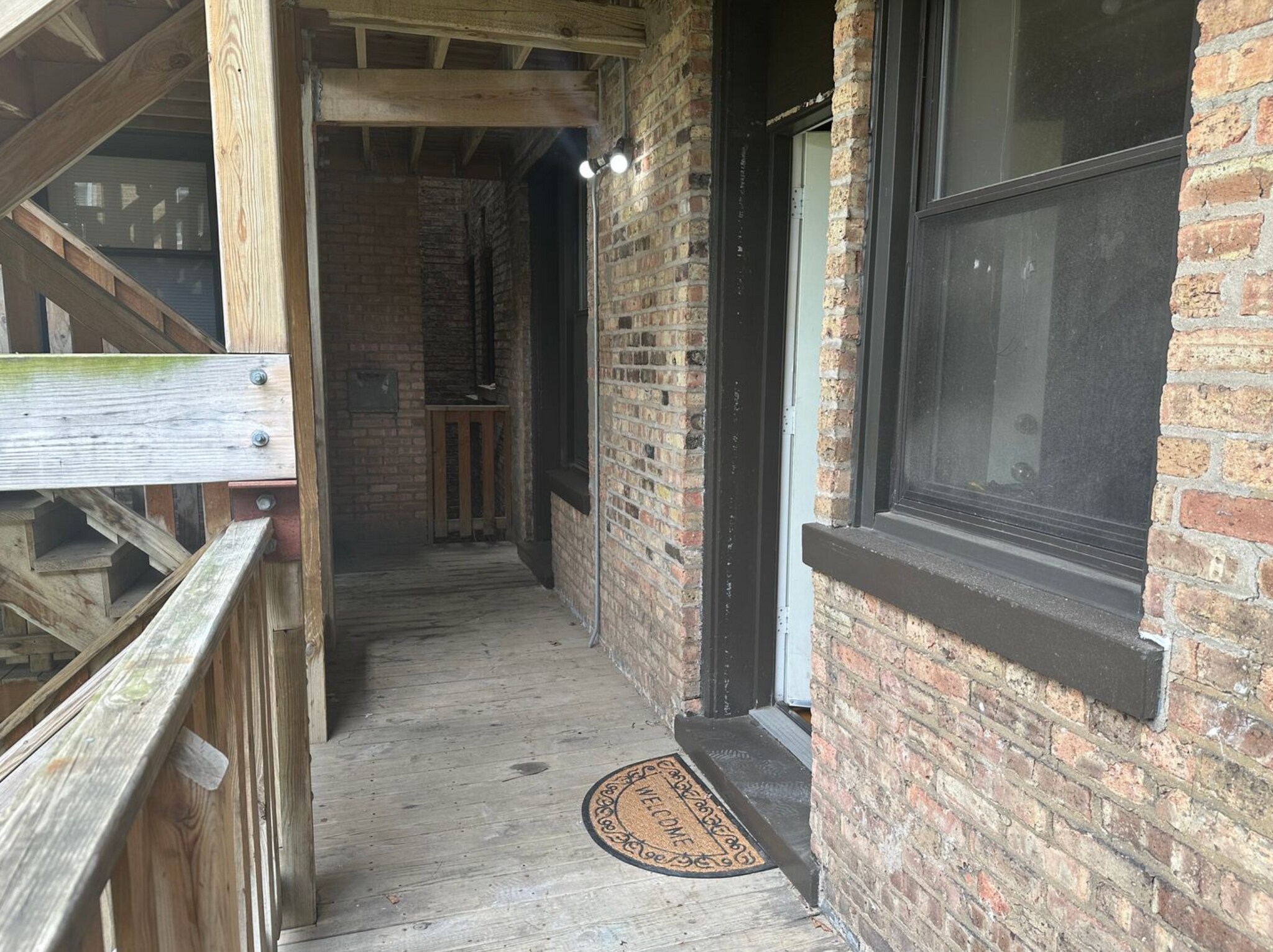 Building Photo - 2452 W Albion Ave