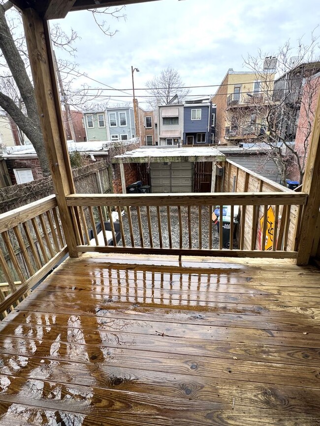 Building Photo - Centrally Located 2 BR Townhouse with Den/...