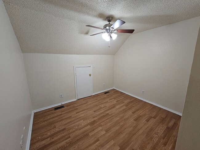 Building Photo - Ready for immediate move in!