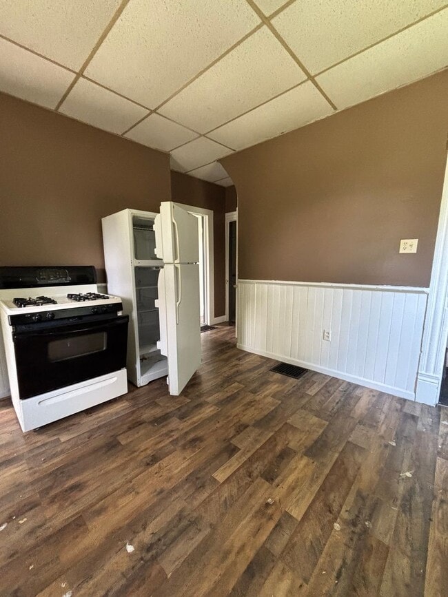 Building Photo - 2 Bdrm 1st Floor Bath Secluded Yard