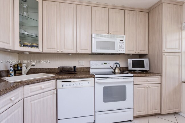 Building Photo - 8566 Casa Del Lago