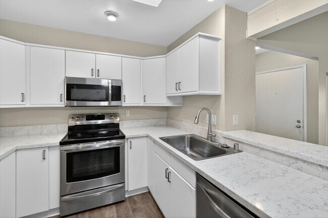 Building Photo - HUNTINGTON BEACH HOME - 1.5 Miles from the Beach