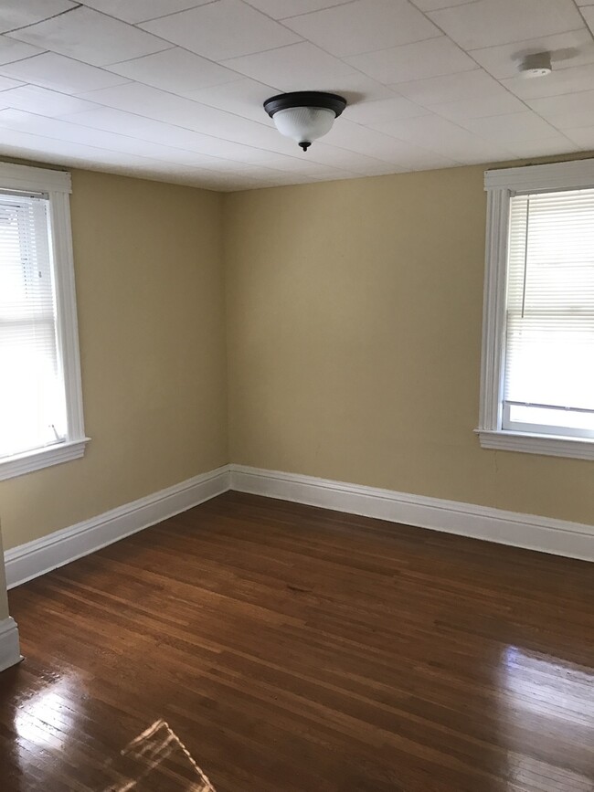 Building Photo - 3 Bedroom 1.5 Bath - North Winton Village ...