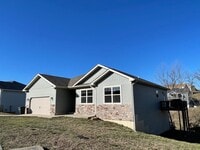 Building Photo - Built in 2020! 3 Bed 2 Bath w/ FENCE and UF Walk Out Basement
